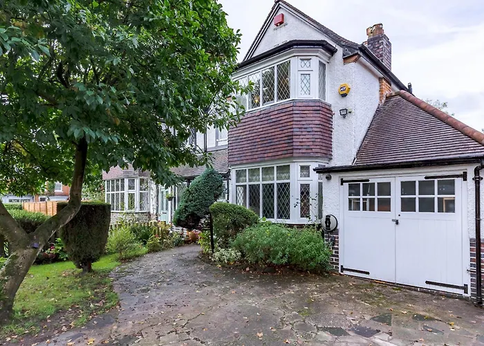 Spacious 4-Bed Family Home With Garden Parking Pass The Keys