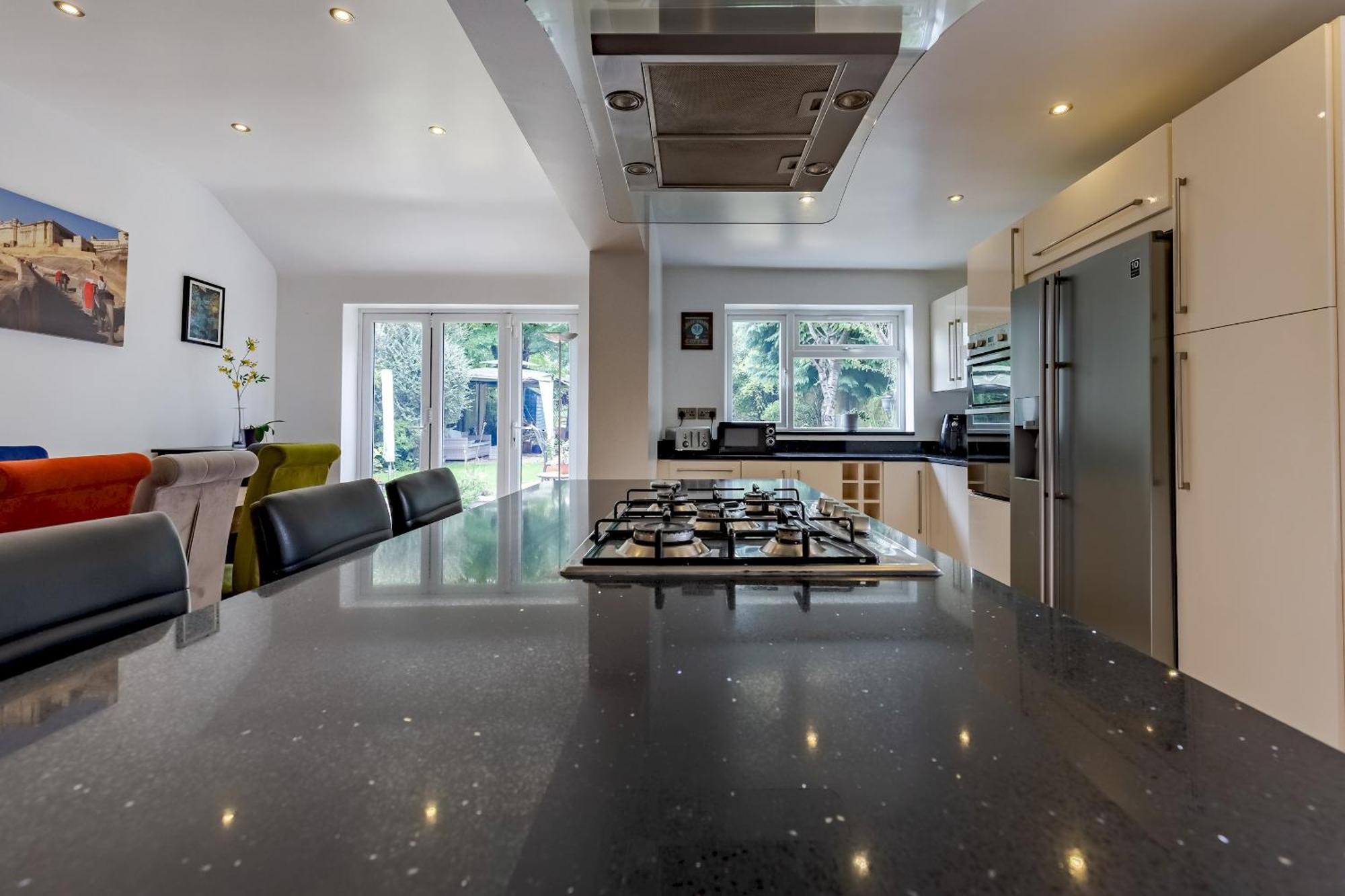 Spacious 4-bed Family With Garden Parking Pass The Keys