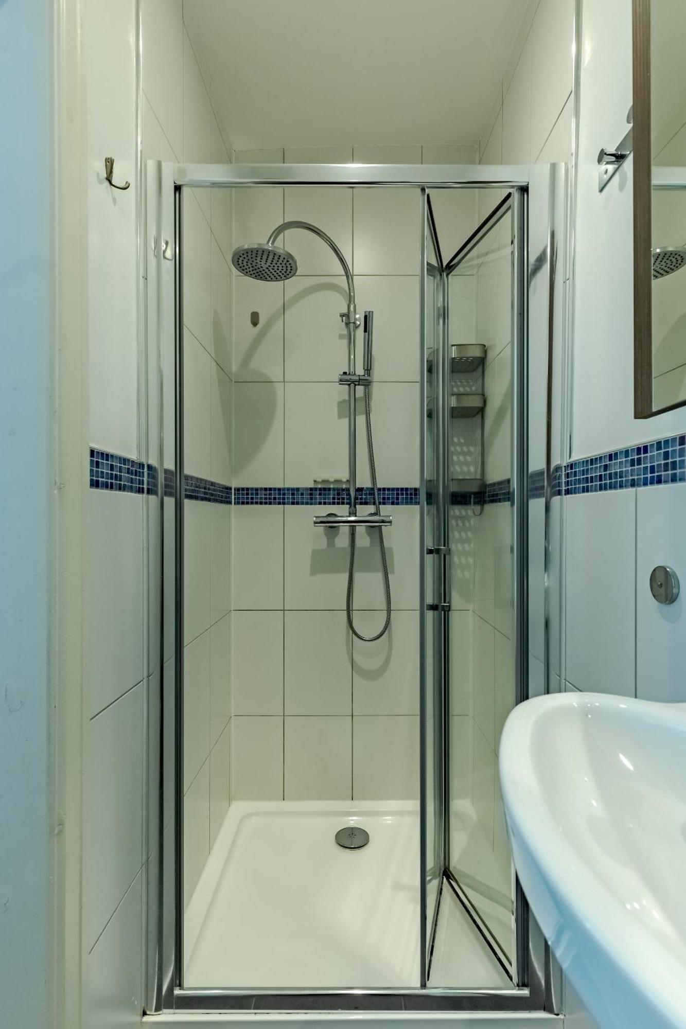 Spacious 4-bed Family With Garden Parking Pass The Keys *
