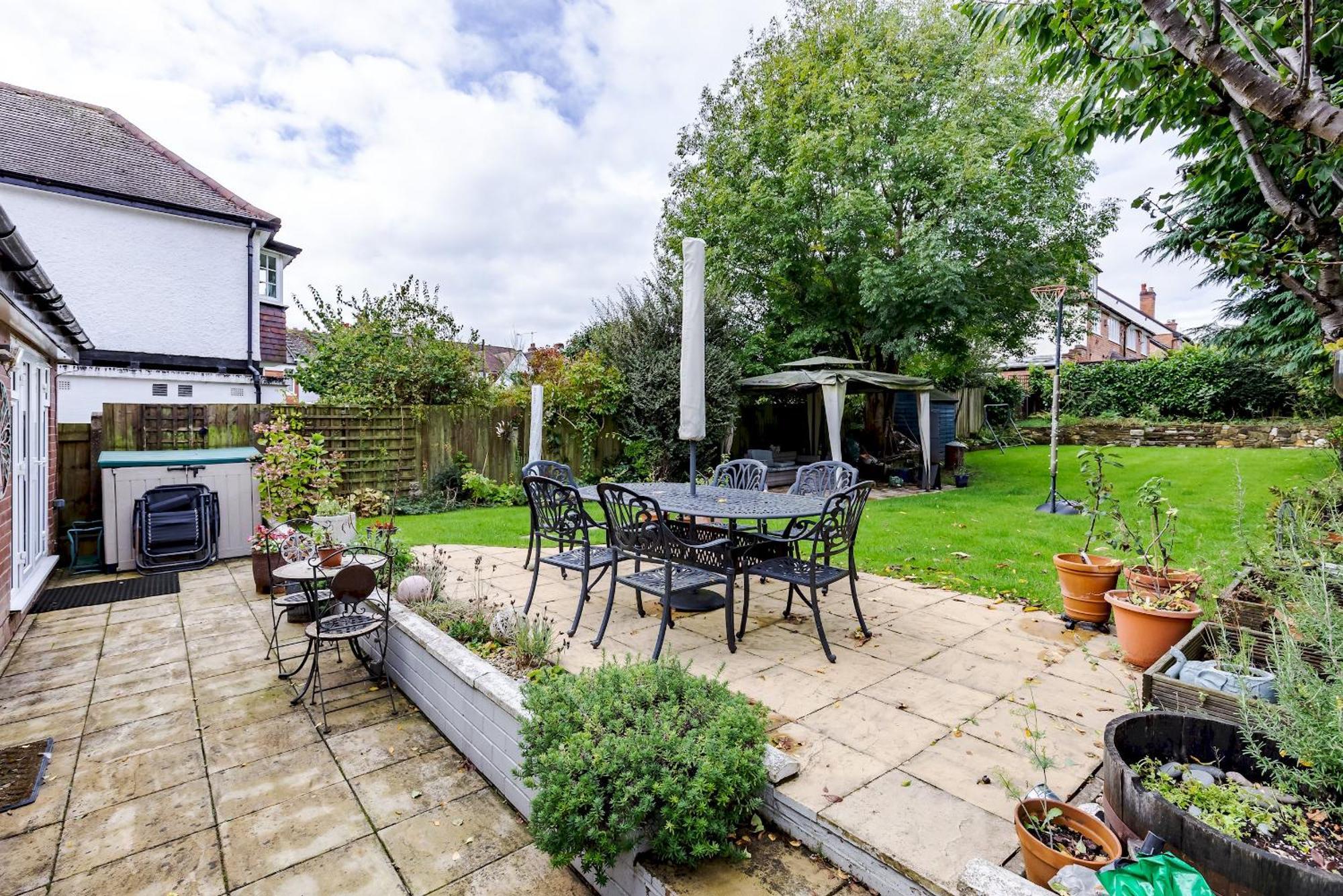 Spacious 4-bed Family With Garden Parking Pass The Keys Holiday home *
