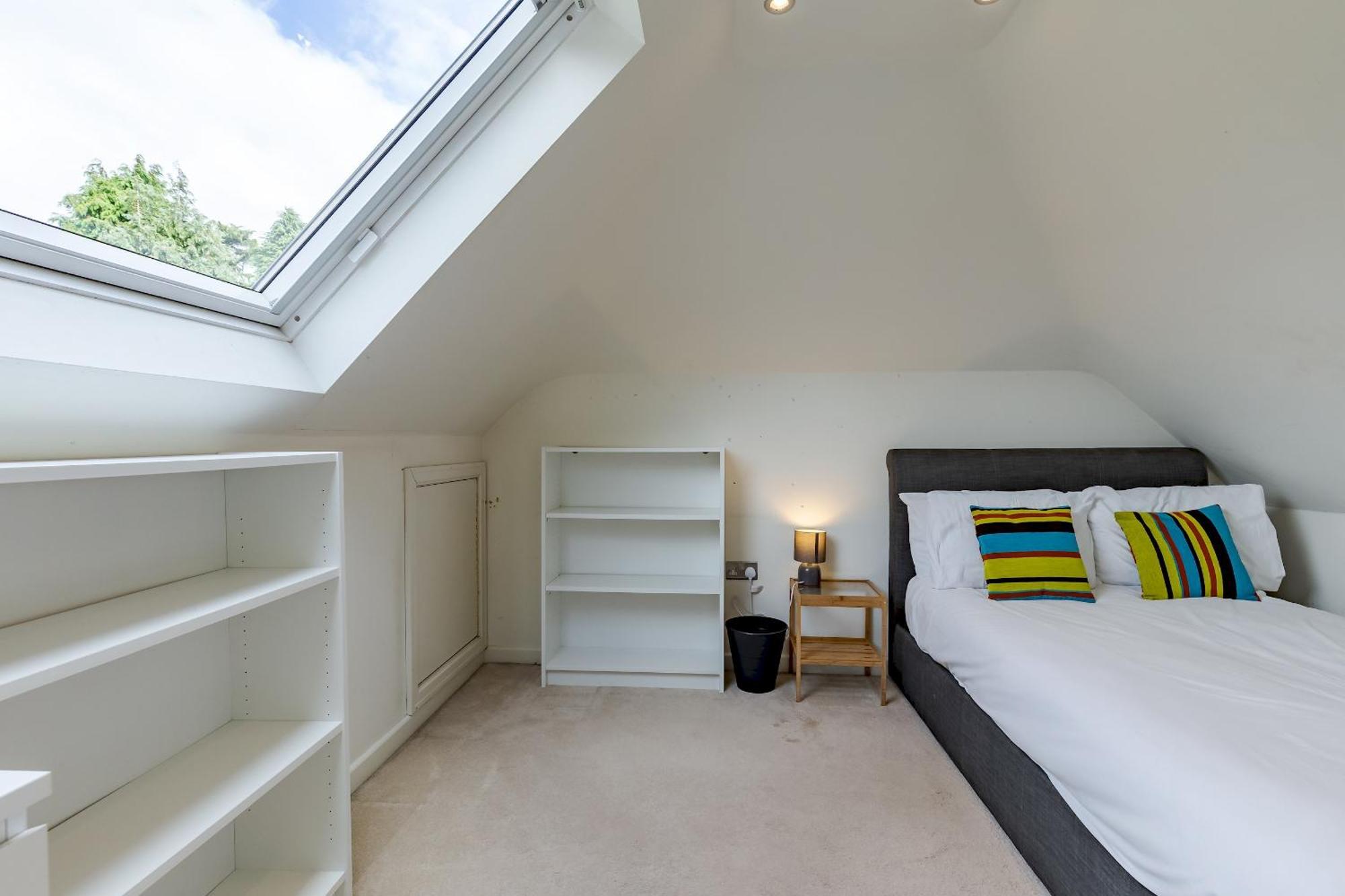 Spacious 4-bed Family With Garden Parking Pass The Keys Holiday home