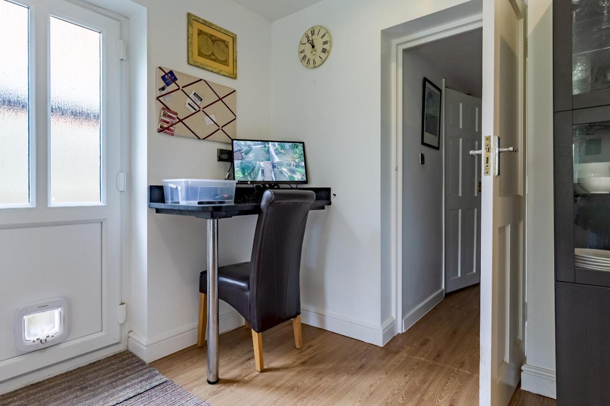 Spacious 4-bed Family With Garden Parking Pass The Keys Holiday home