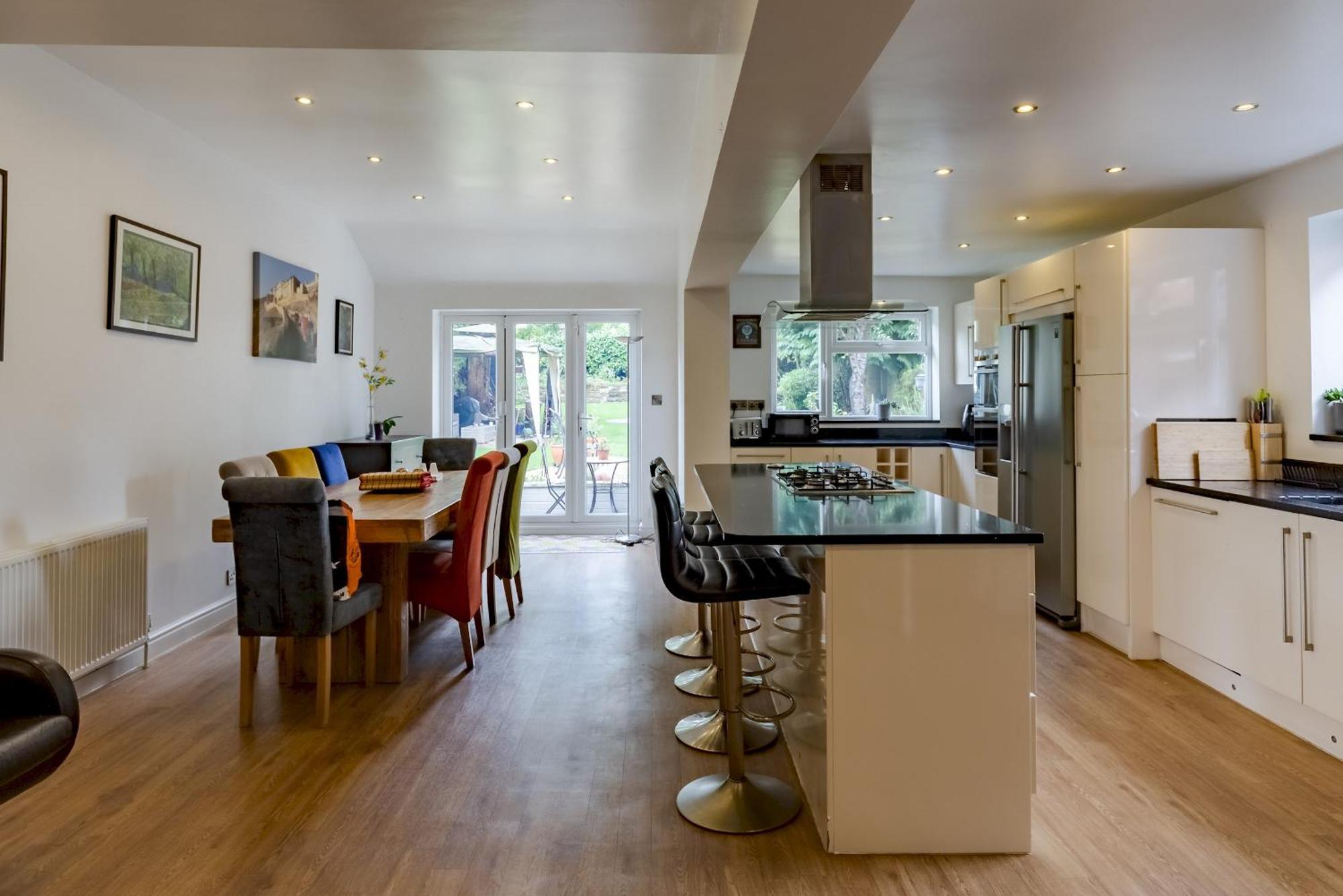 Spacious 4-bed Family With Garden Parking Pass The Keys
