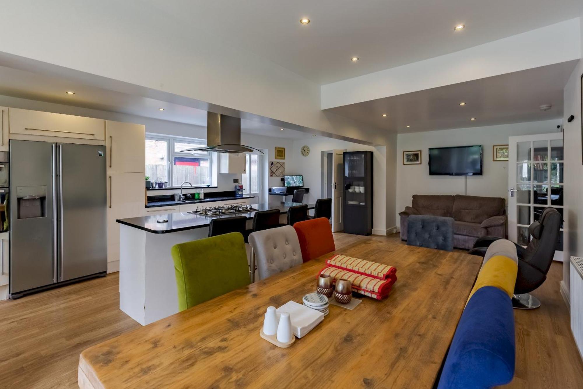 Spacious 4-bed Family With Garden Parking Pass The Keys Holiday home *